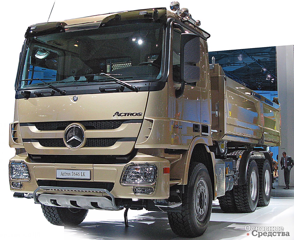 Строительные грузовики Mercedes-Benz Actros (в центре) стали премьерой ганноверской выставки. По заказу их комплектуют новой автоматизированной КП PowerShift Off-road