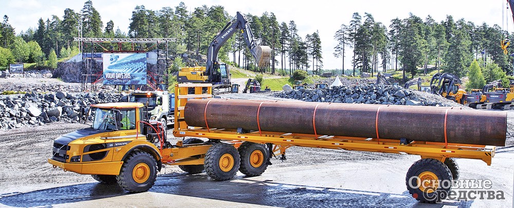 рубовоз на базе шарнирно-сочлененного самосвала Volvo гармонично сочетается с трубоукладчиком Volvo