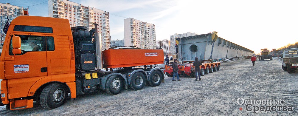 Перевозка мостовых балок на модульной системе Inter Combi с поворотными столами компании Scheuerle