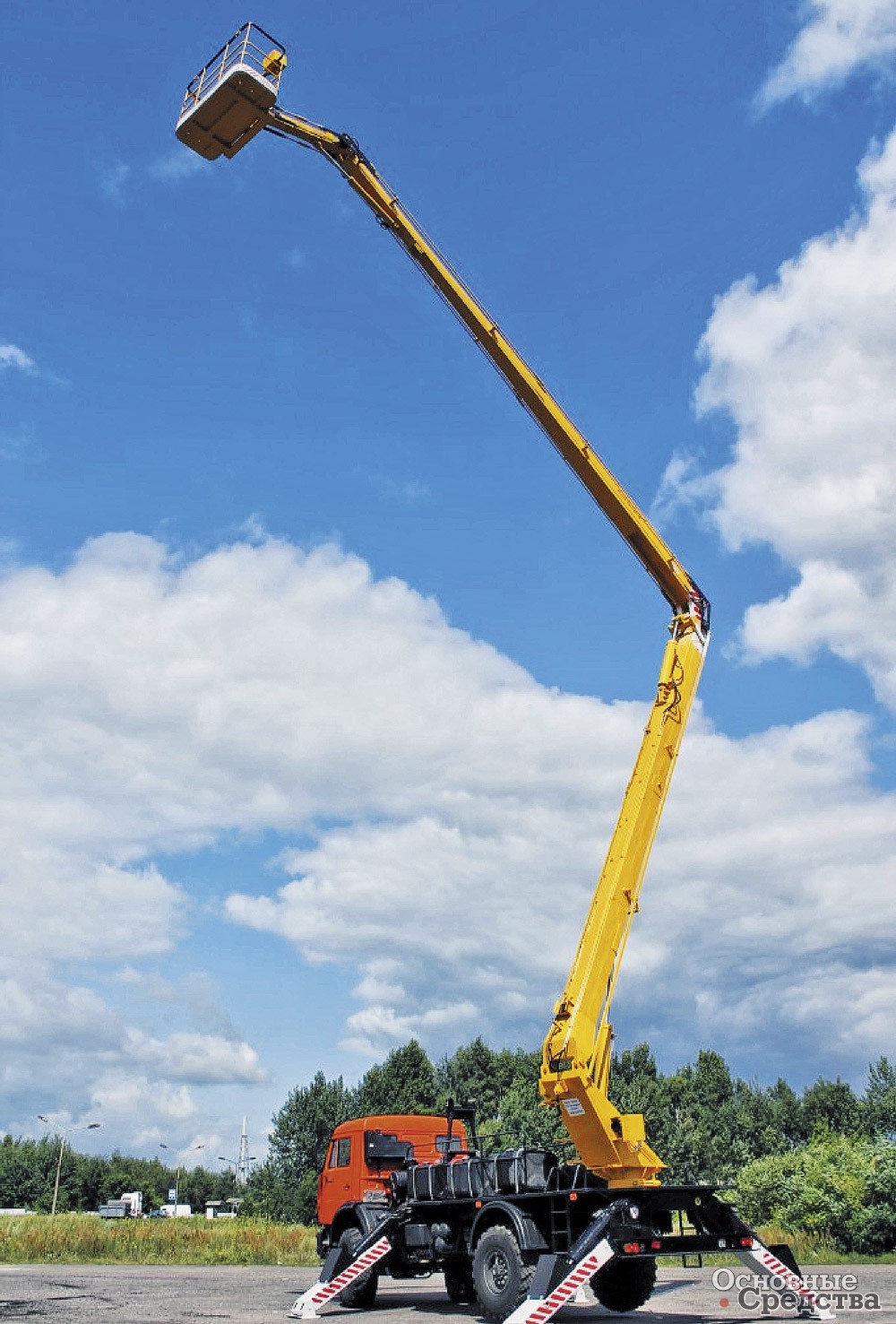 Конструкция коленчатого АГП мод. ВС-322 от ПЗСММ, монтируемого на шасси КамАЗ-43253, очень надежна и компактна: общая длина в транспортном положении не превышает 10,5 м