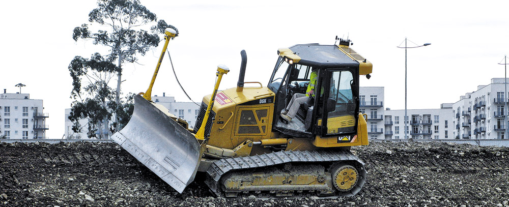 Бульдозер Cat D6K2, оборудованный мачтами электронной системы управления рабочим органом AсcuGrade [sup]ТМ[/sup]