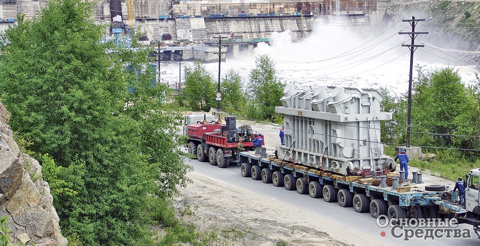 Транспортное средство на базе модулей ЧМЗАП 706 010+706 010 перевозит трансформатор для Бурейской ГЭС