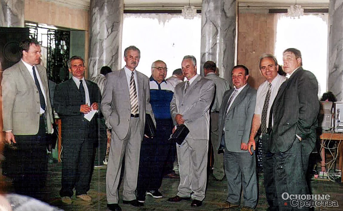 1996 г. Член Совета директоров АО «КЭЗ» В.А. Ситников (крайний слева) с руководителями акционерного общества