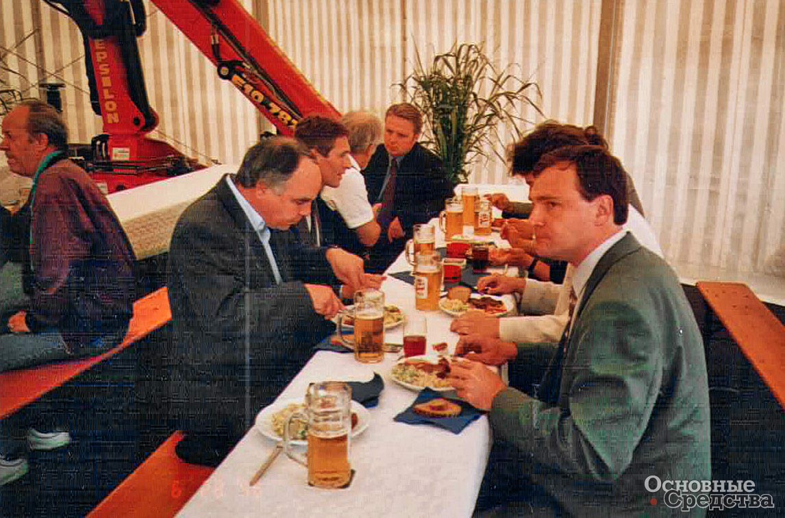 28.06.1996 г. В.А. Ситников (справа) на совещании дилеров Palfinger