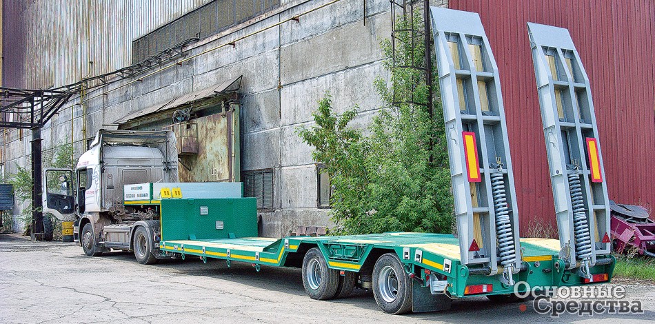 Низкорамный полуприцеп-тяжеловоз ЧМЗАП 99908-010 с телескопической рамой двойного раздвижения, г/п 100 т