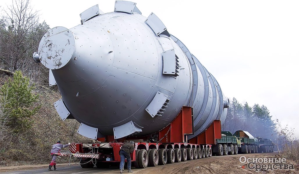 Транспортное средство на основе двух прицепов-модулей ЧМЗАП 706000 перевозит реактор массой 245 т