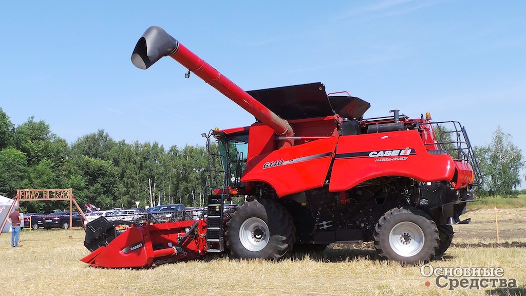 Роторный комбайн Axial-Flow AF6140 Cross-Flow с 7-метровой жаткой