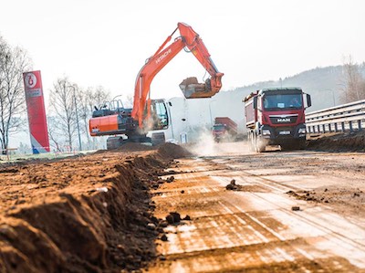 Экскаватор Hitachi ZX300LC-6 предлагает полный пакет чешскому подрядчику