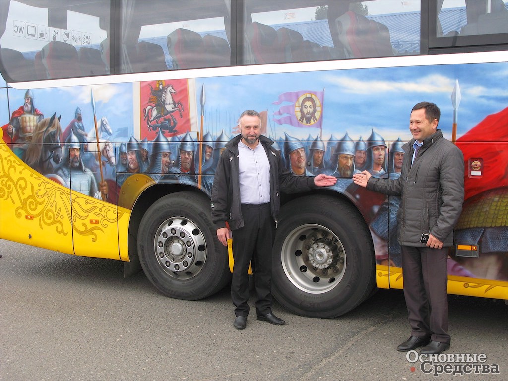 Работники Автоколонны № 1417 показывают свои лица на картине