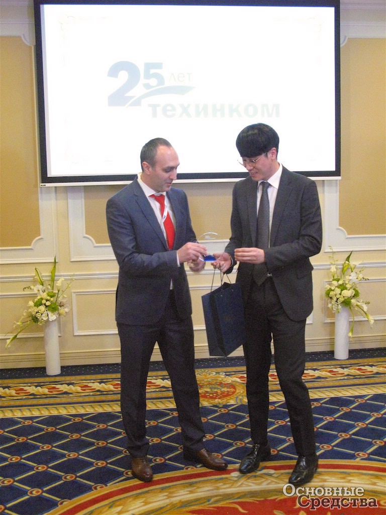 Руководитель направления «КМУ и краны» Али Алиев (слева) и представитель DY Corp. Константин Ким