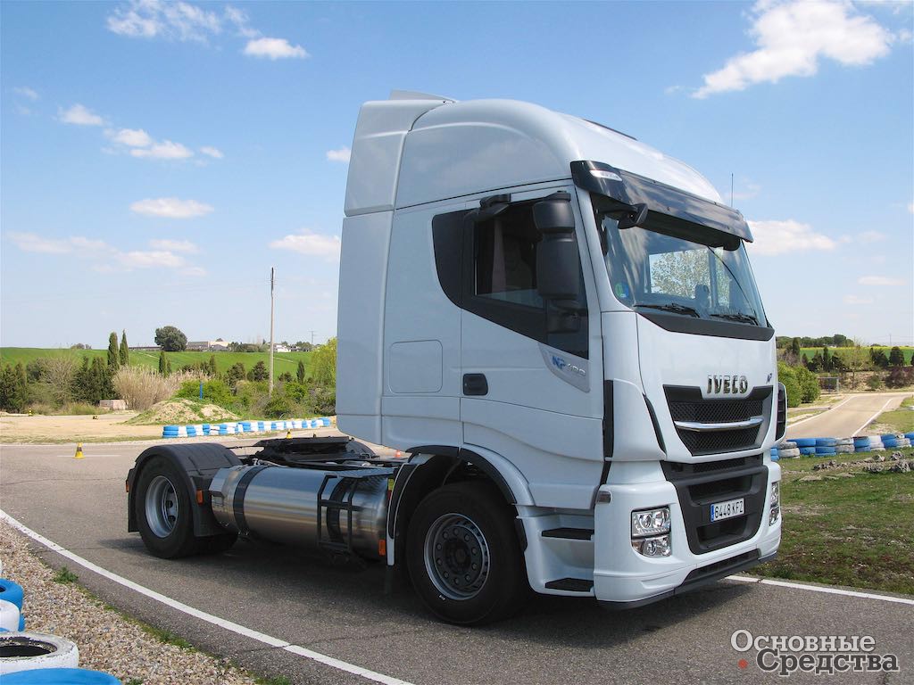 Stralis NP 400 преодолевает повороты