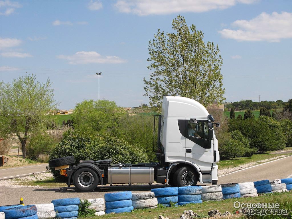 Автомобили буквально «облизывали» крутые повороты на узкой тестовой дороге