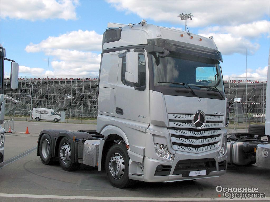 Трехосный тягач Actros