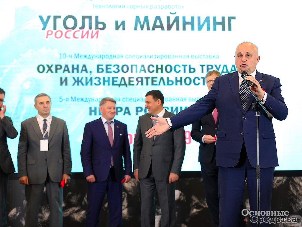Почетным гостем выставки стал губернатор Кемеровской области Сергей Цивилев