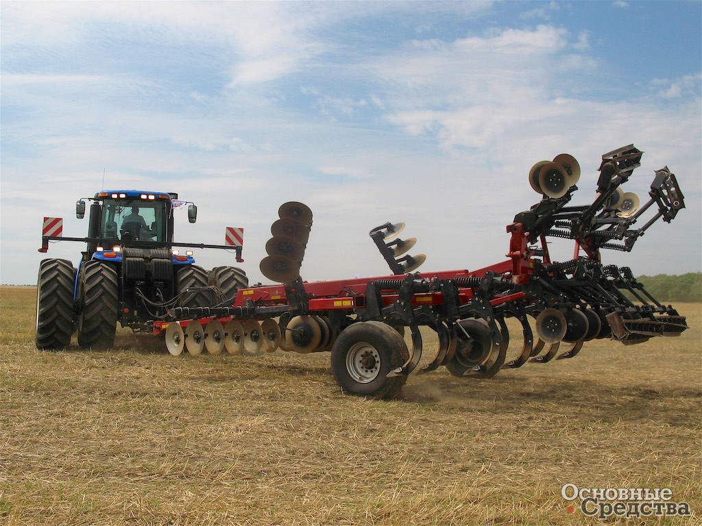 Трактор New Holland T9.615 с глубокорыхлителем Case IH Ecolo Tiger 875