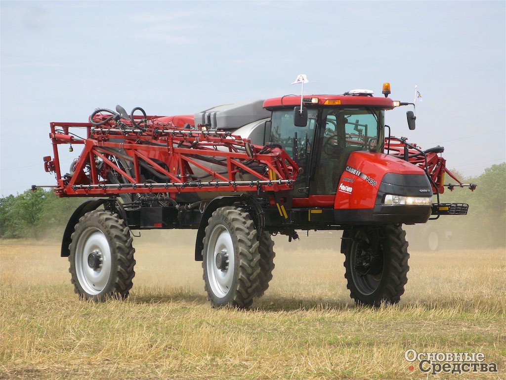 Самоходный опрыскиватель Case IH 4430