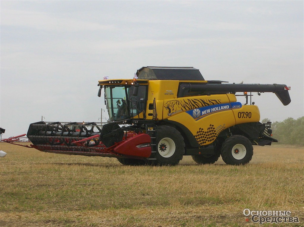 Комбайн New Holland CR 7.90