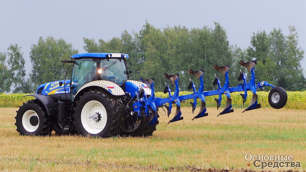 Трактор New Holland T7060 в цепе с плугом Överum Xcelsior CX2