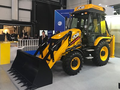 JCB представила концептуальный экскаватор-погрузчик с двигателем на сжатом природном газе