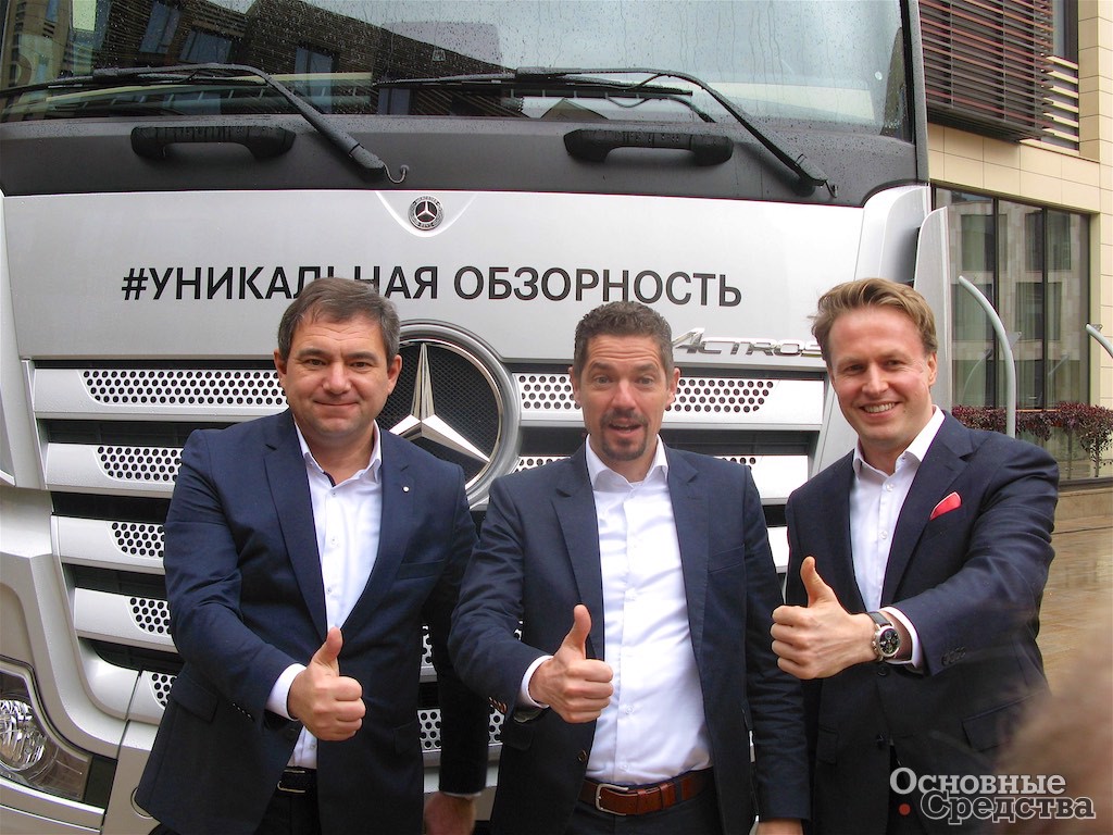 У обновленного Actros'a. Слева направо: Герман Гильфанов, Андреас Дойшле, Аксель Хоферихтер