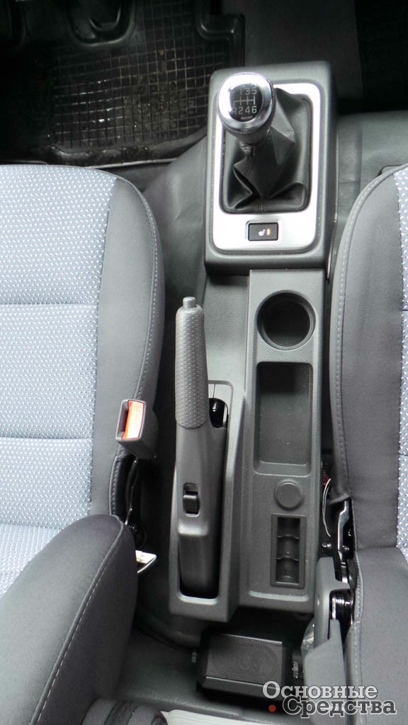 Справа от водительского кресла: рычаг КП, рычаг стояночного тормоза, выключатель подогрева, подстаканник и кармашки для мелочей 