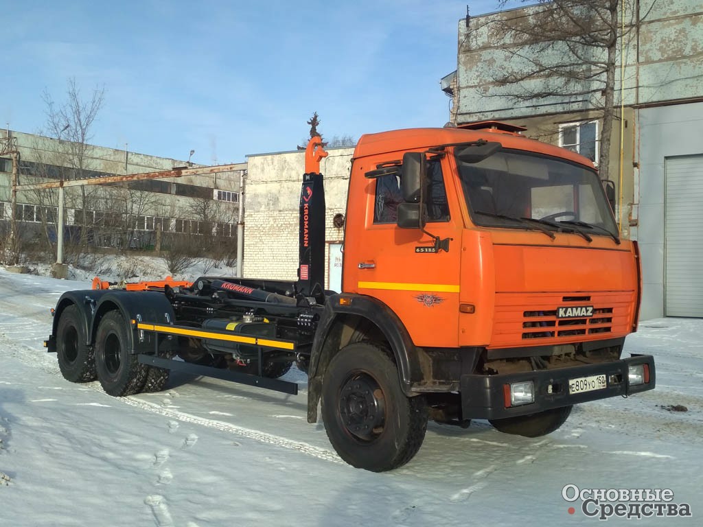 Переоборудованный КАМАЗ с крюковым погрузчиком KROMANN