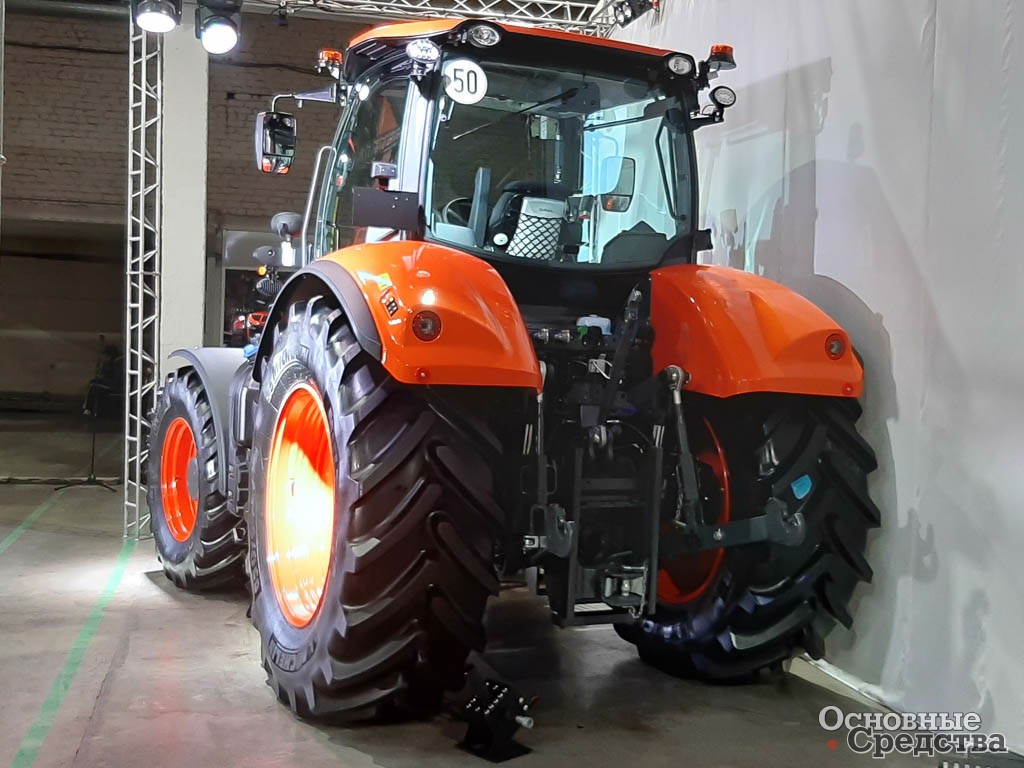 Трактор грузоподъемностью 9400 кг оснащен 4-скоростным ВОМ