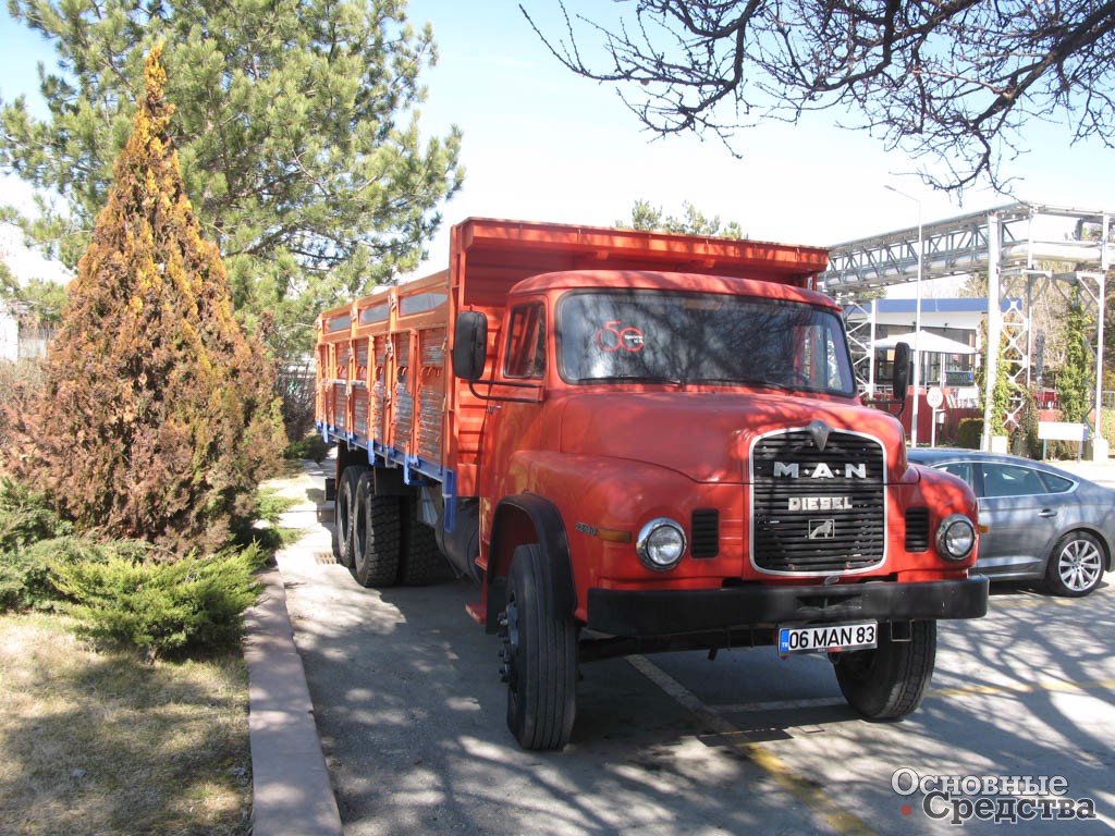 Своеобразный «талисман» завода – один из первых грузовиков, собранных на предприятии