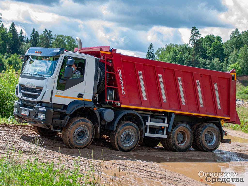 Самосвал Iveco Trakker AD410T41 8x4 справляется с мокрой глиной без блокировок. Запасное колесо и составная лестница размещены слева