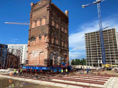 В Москве целиком перенесли водонапорную башню XIX века