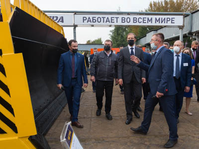 Министр промышленности и торговли РФ протестировал бульдозер ЧЕТРА
