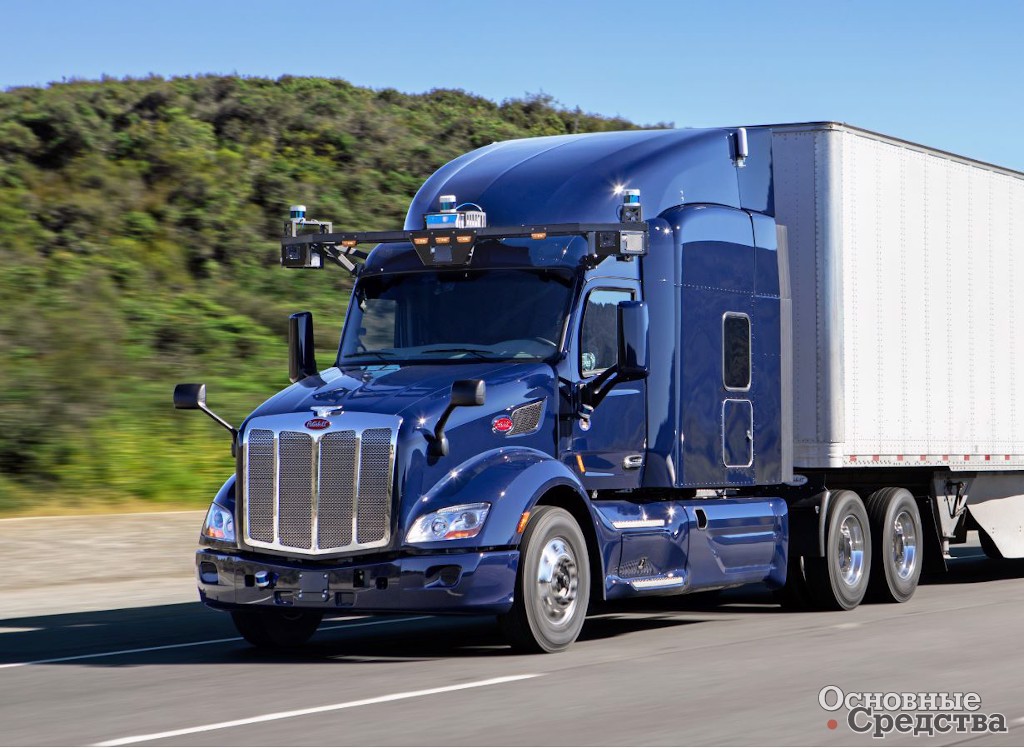 Тестовый беспилотный грузовой автомобиль Peterbilt 579, оснащенный системой Aurora Driver