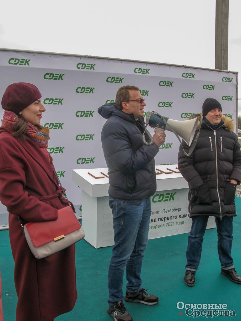 На церемонии закладки первого камня. В середине – Л. Гольдорт, ген. директор ООО «СДЭК-Глобал»
