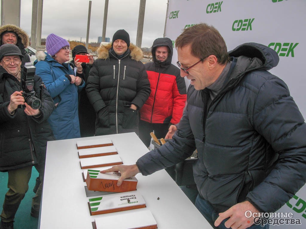 Л. Гольдорт закладывает камень в основание нового склада