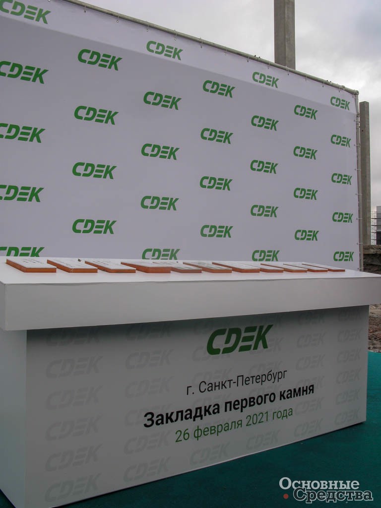 Камни в основание уложены, на каждом – название специализированного издания