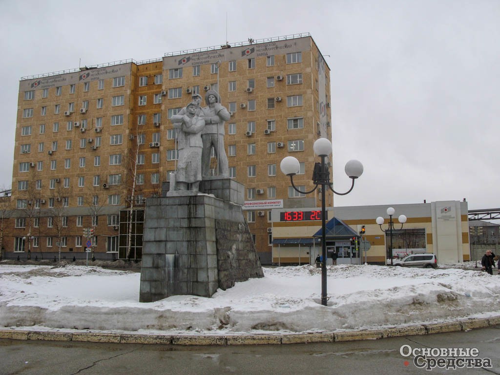 Памятник чусовским металлургам у проходной завода