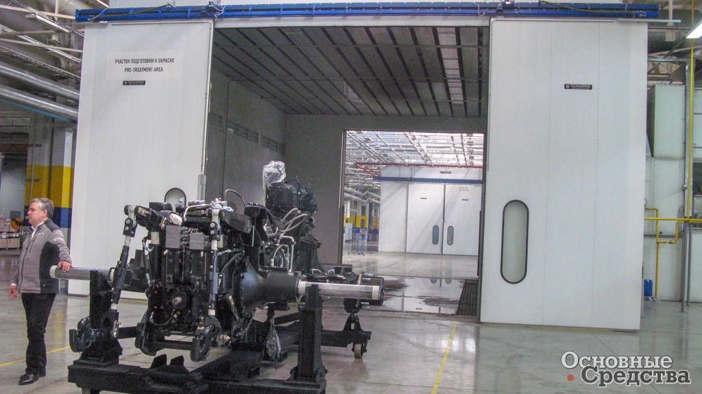 При подготовке к окраске детали отмываются в специальной камере деминерализованной водой