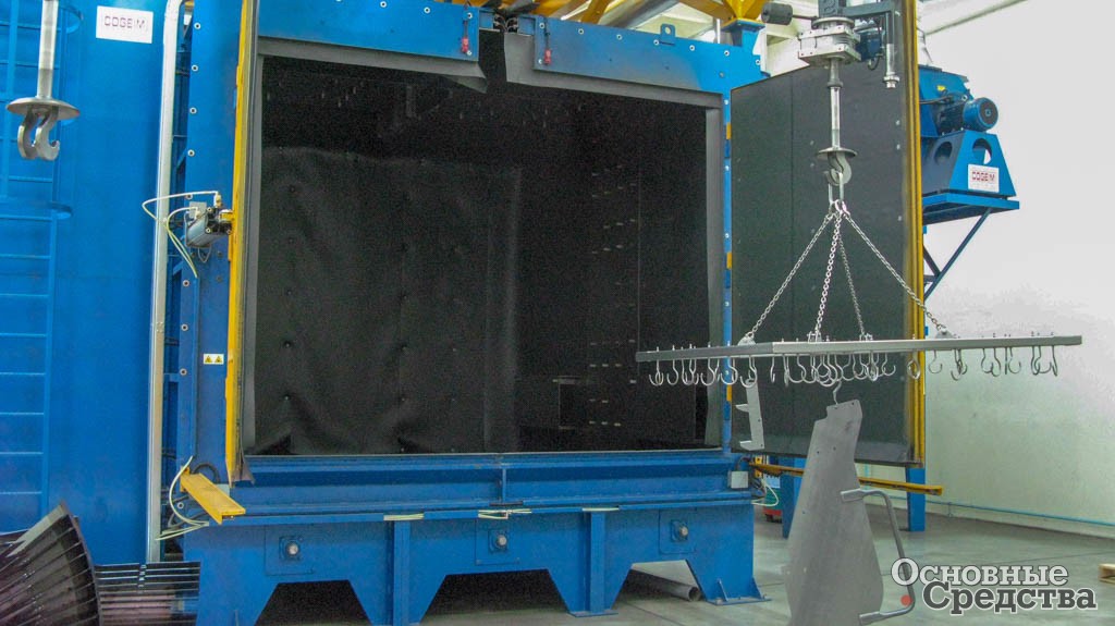 Перед сваркой и покраской детали подвергаются дробеструйной обработке в дробеструйной камере