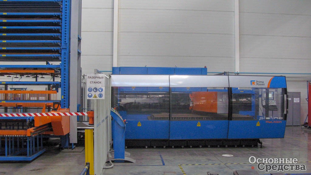 Автоматический лазерный станок, рядом – автоматический штабелер, который подает в станок пластины разных сортов стали с разных полок в зависимости от того, резку какой детали запрограммировал оператор на станке