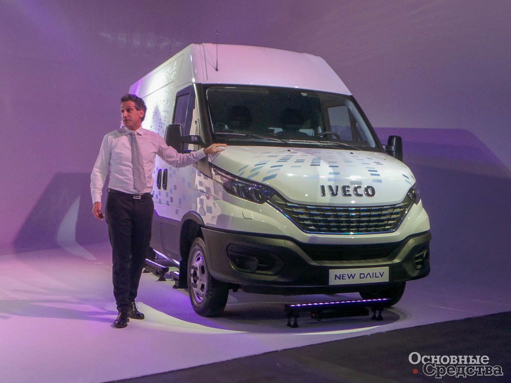 Презентацию проводил Роберто Каматта, , глава бренда IVECO в России и Республике Беларусь