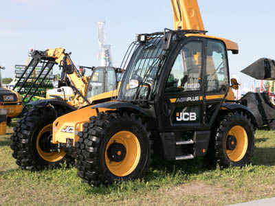 JCB представила в России телескопический погрузчик Loadall нового поколения для аграриев