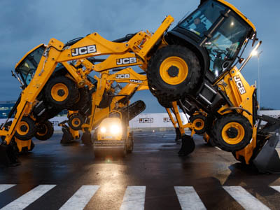 Шоу танцующей техники украсило открытие нового дилерского центра JCB в  Казахстане