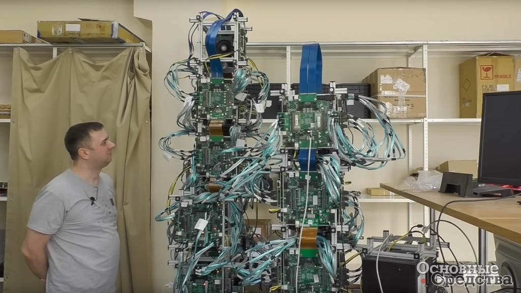 Так выглядит прототип процессора Эльбрус в лаборатории АО «МЦСТ». Скриншот с Youtube-канала Дмитрия Бачило
