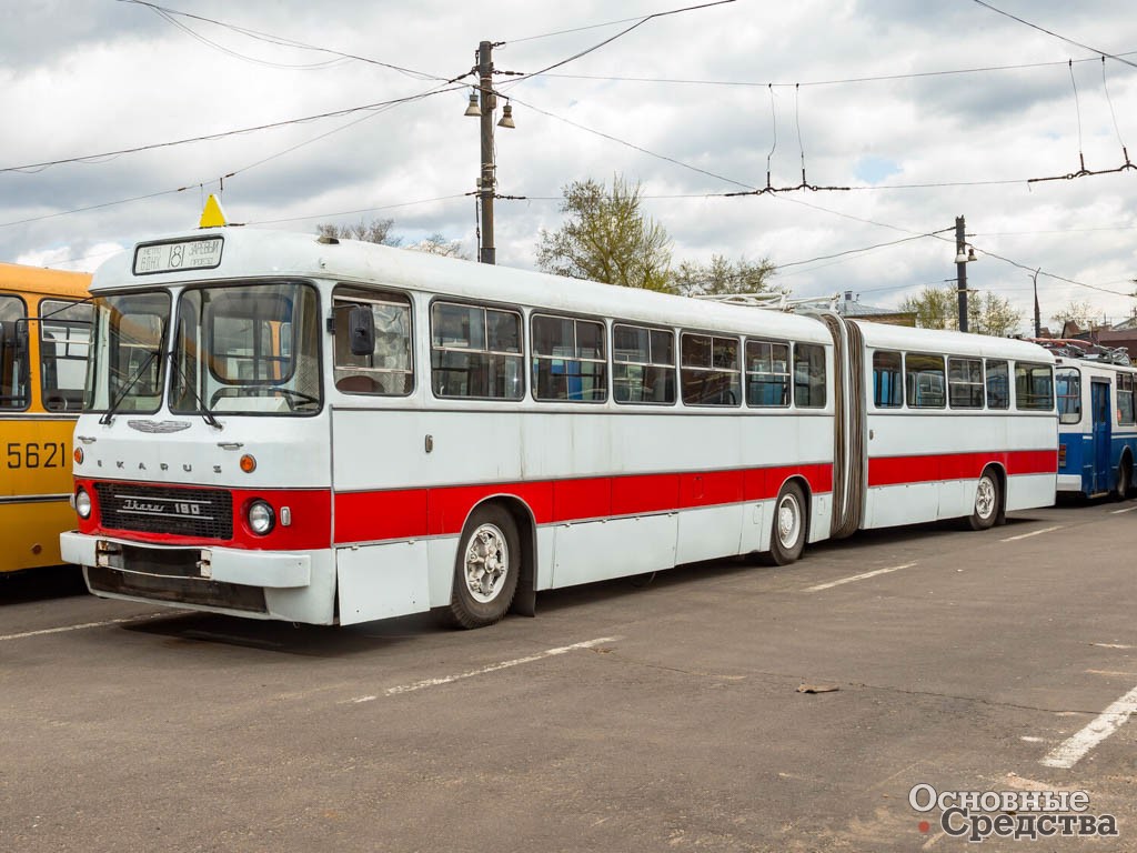 Городской сочлененный автобус Ikarus 180