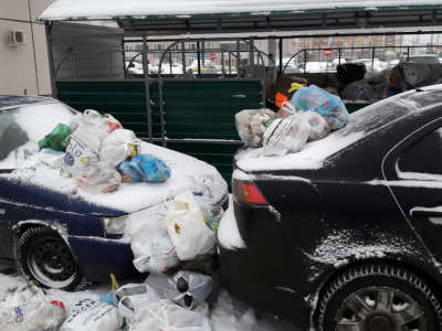 РЭО: россияне срывают 50% рейсов мусоровозов неправильной парковкой во дворах