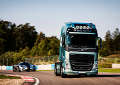 Тягач Volvo FH сразился с одним из самых быстрых в мире спорткаров Koenigsegg One:1