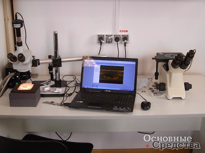 В лаборатории то, что видно в микроскоп, визуализируется на экране ноутбука
