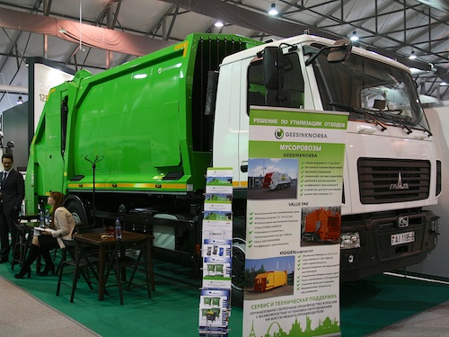 На выставке WASMA-2016 компания GeesinkNorba представила новый мусоровоз на шасси МАЗ с коробкой передач Allison