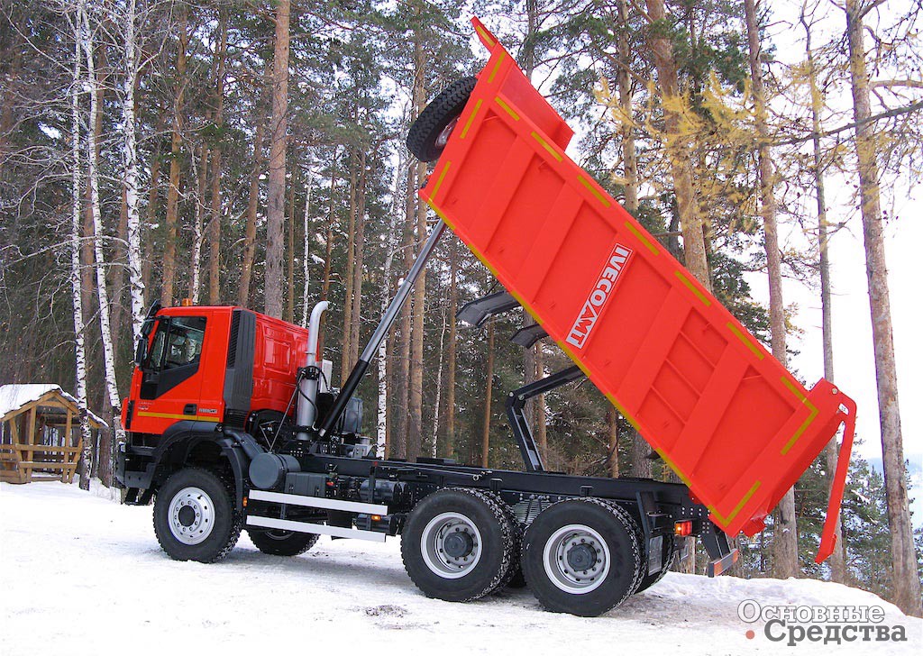 Самосвал IVECO-AMT 653900 (6х6) на базе Trakker